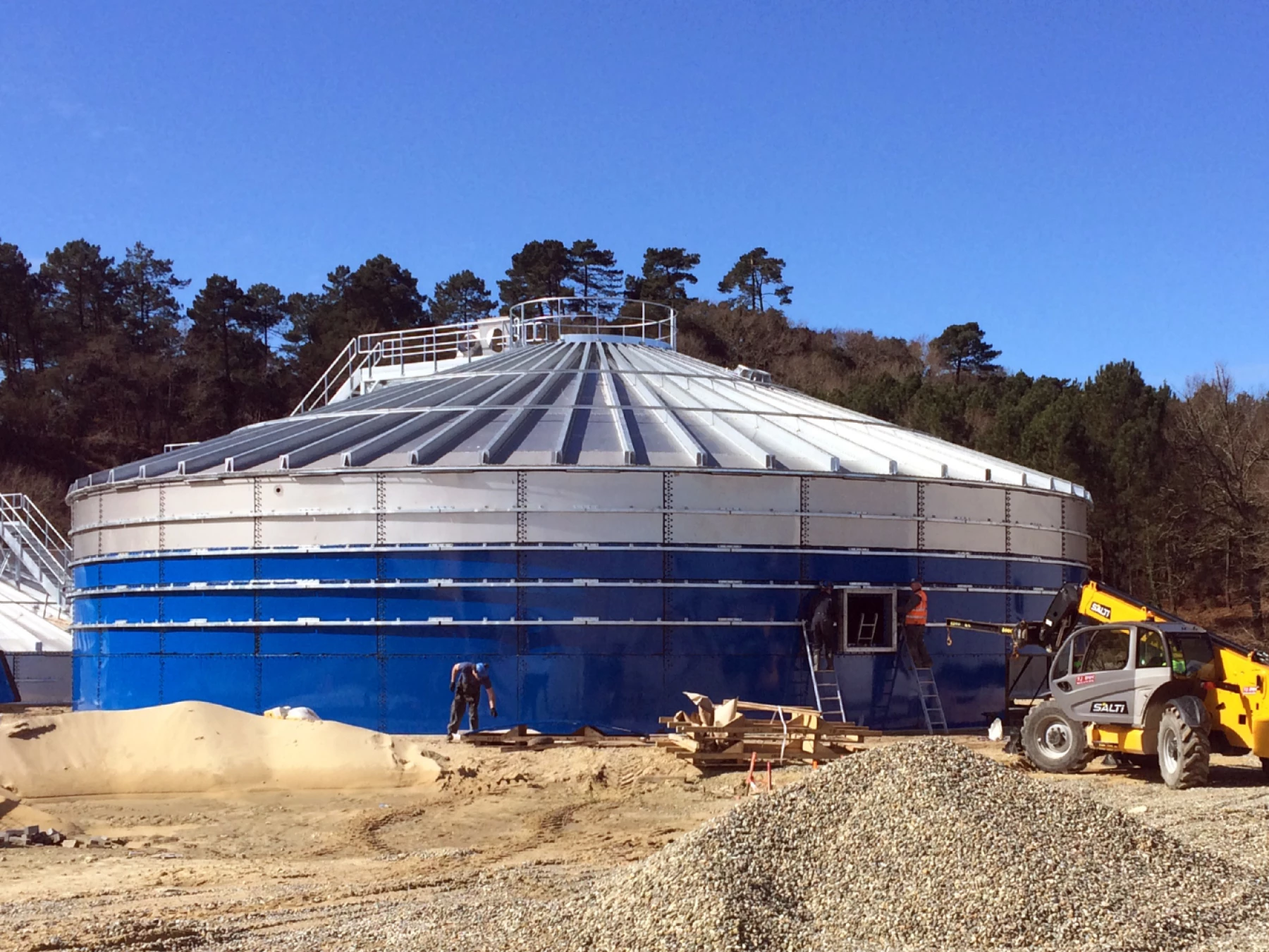 Conical cover with external beams